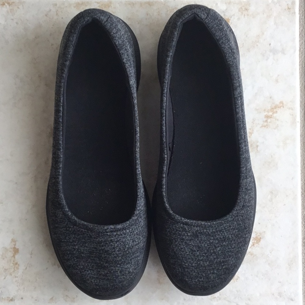 SKECHERS women’s shoes - size 11
